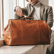 
Classic 100% Full-Grain Leather Duffle Bag - عرض خلفي يوضح أحزمة الجلد المقواة والخياطة المتقنة