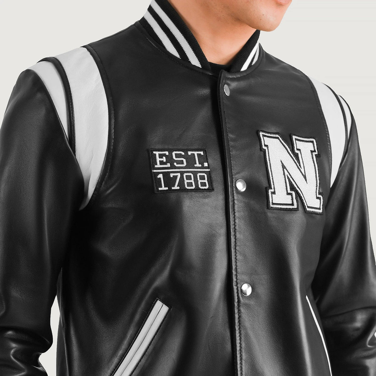 Close-Up Detail of Varsity &amp; Snap Button Hardware on Liberte New York أسود Leather Varsity جاكيت جلد رجالي