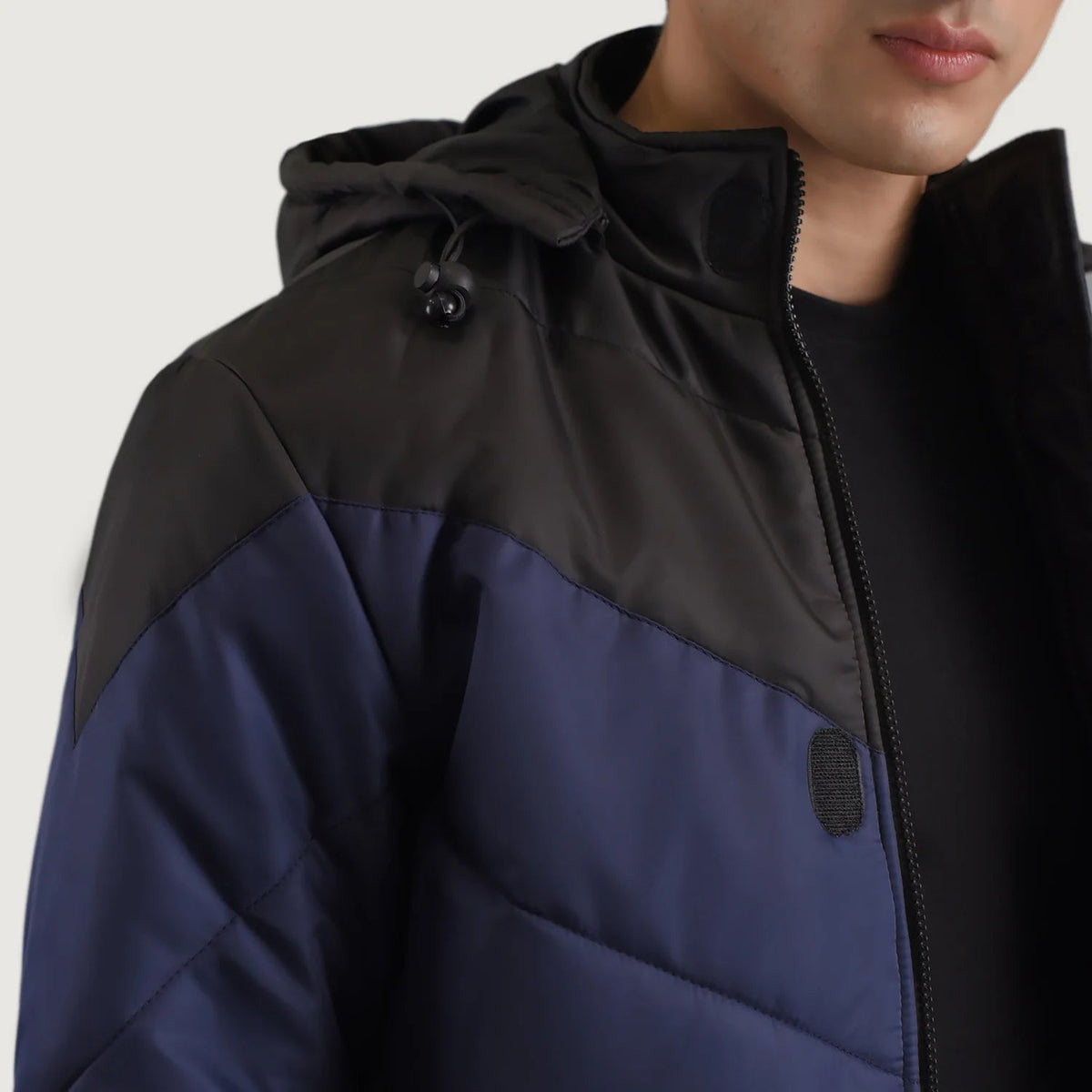 
عرض البطانة الداخلية Showing Quilted Viscose Lining & جيبان داخليان عمليان