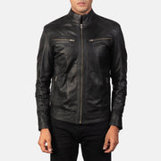 Close-Up Detail of Band &amp; Zipper Hardware on Men's Mack أسود جاكيت بايكر جلد رجالي