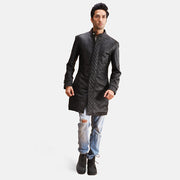 Close-Up Detail of Band with snap button &amp; Zipper with button flap Hardware on Men's Midlander مبطن أسود معطف جلد رجالي