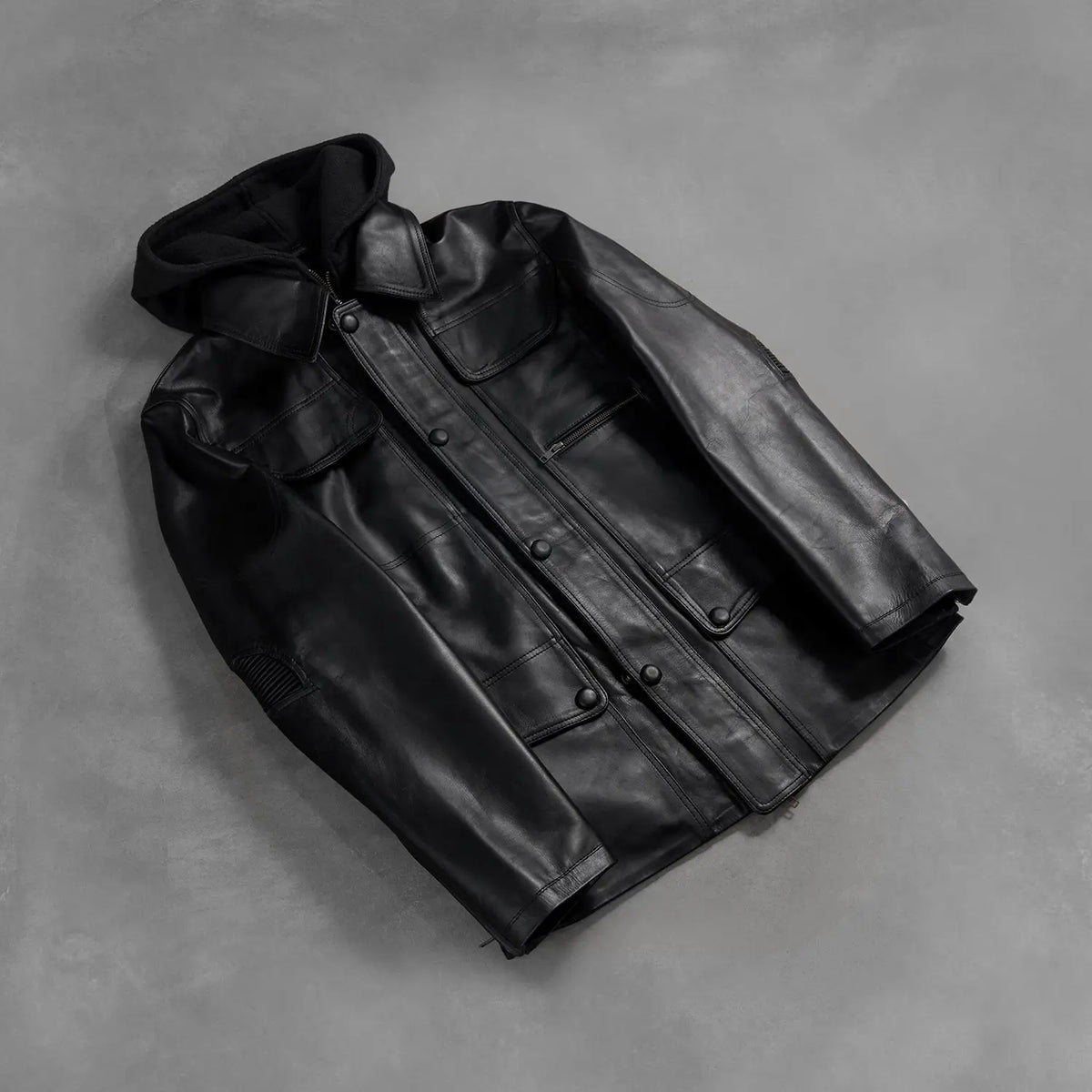 Zipper &amp; Hem Craftsmanship Construction Detail on Men's Moulder Hooded أسود جاكيت جلد رجالي