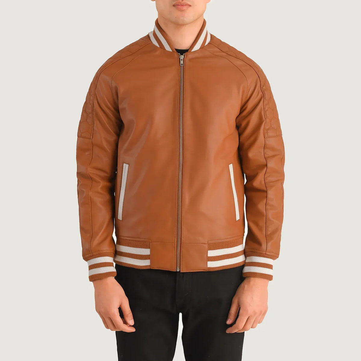 Close-Up Detail of Varsity collar &amp; Zipper Hardware on Pascal بيج بني Leather Varsity جاكيت جلد رجالي