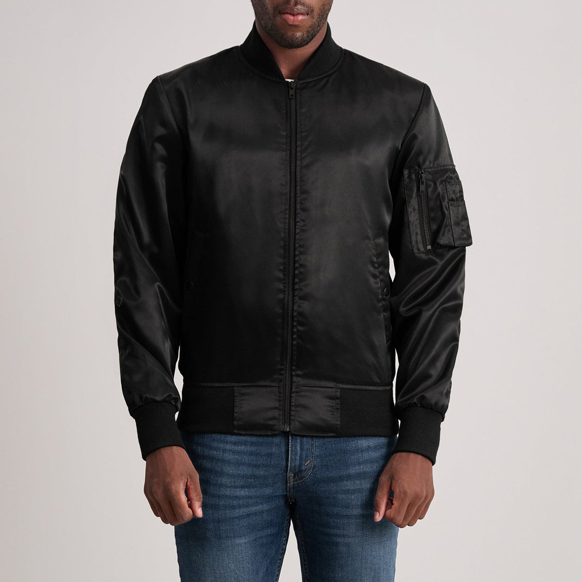 
Quinton MA-1 أسود جاكيت بومبر جلد رجالي in Black Satin - عرض أمامي وقَصّة مفصلة أنيقة | شراء أونلاين عبر المتجر الرسمي