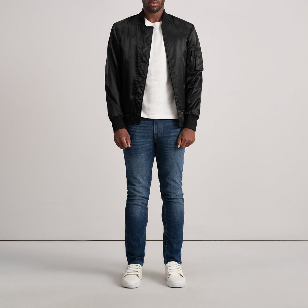
تفاصيل مقربة of Varsity & Zipper Hardware on Quinton MA-1 أسود جاكيت بومبر جلد رجالي
