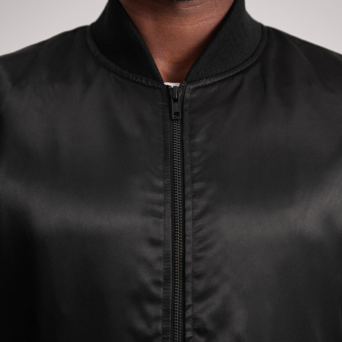 
عرض البطانة الداخلية Showing Polyester Lining & جيبان داخليان عمليان