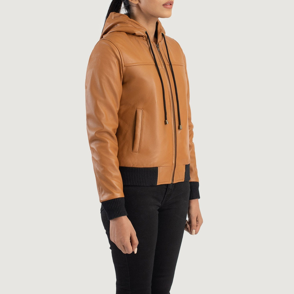 
مظهر الارتداء على موديل لـ  Rebella Green Hooded Suede Bomber Jacket على عارض أزياء - انسيابية طبيعية في ضوء النهار