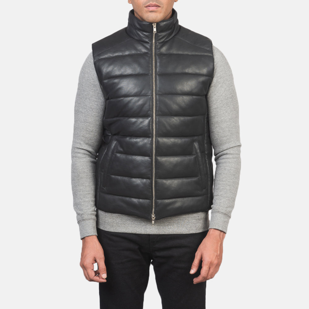 Close-Up Detail of Classic Collar &amp; Zipper with Dual Puller Hardware on Men's Reeves أسود Leather Puffer Vest رجالي