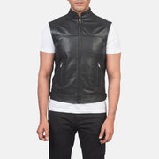 
تفاصيل مقربة of Band & Zipper Hardware on Roland أسود Leather Biker Vest رجالي
