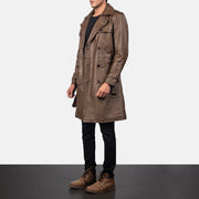 
Mocha Brown Calfskin Leather Trench Coat - عرض خلفي يوضح تفصيل الأكتاف المتقن والحاشية النظيفة