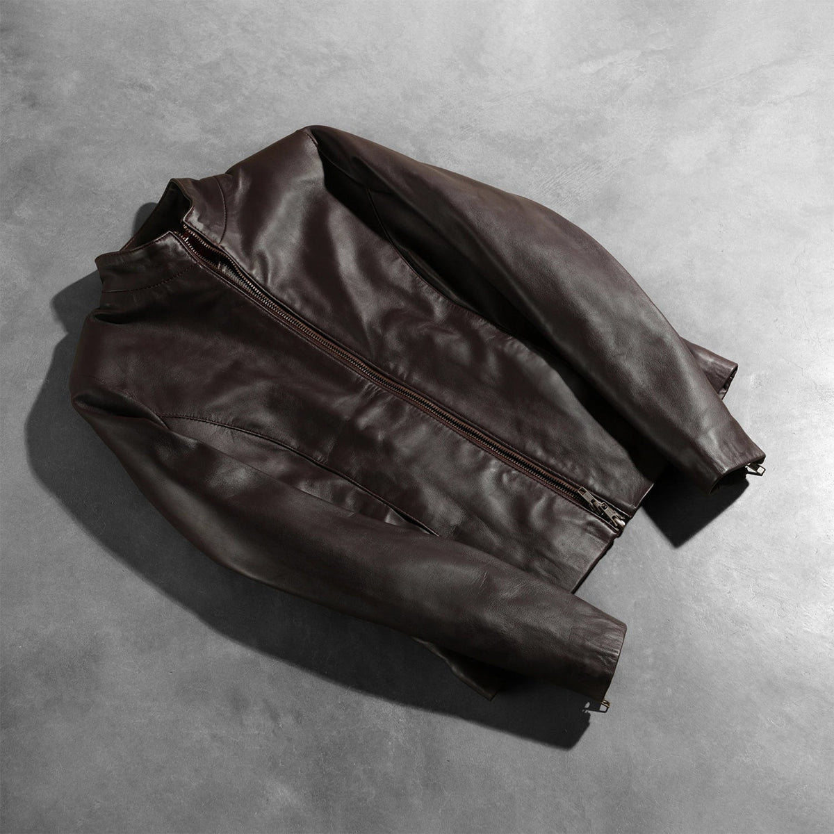 
تفاصيل حرفية لصنع الحاشية في Rumella Maroon Leather Biker Jacket