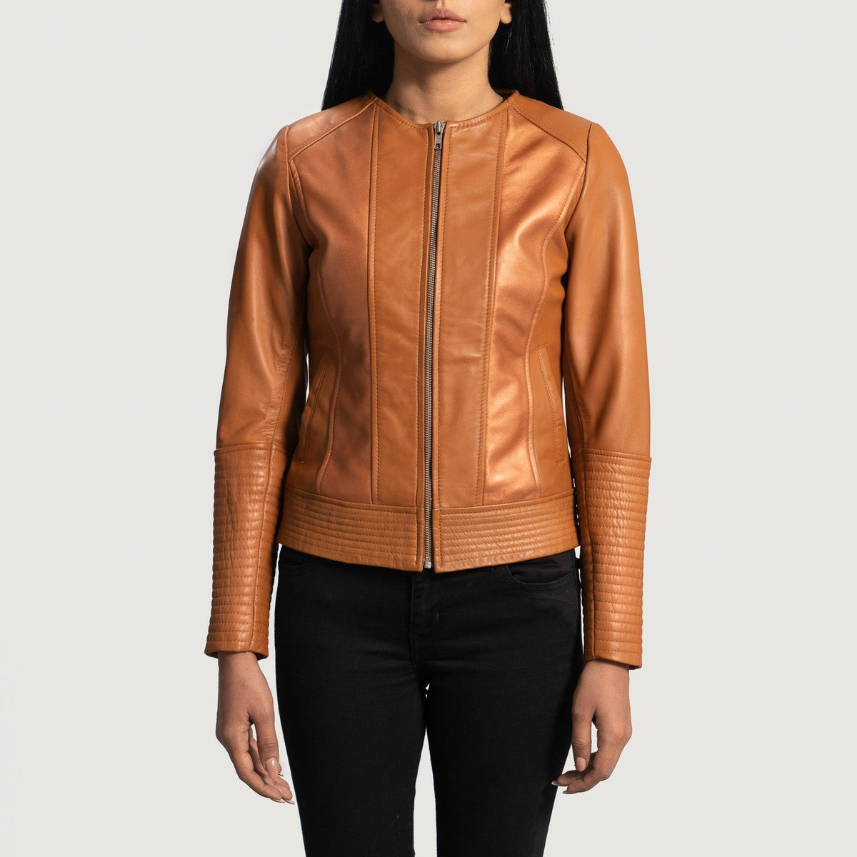 
تفاصيل مقربة of Classic Collar & Zipper Hardware on Sleeky Clean بيج تان جاكيت بايكر جلد طبيعي نسائي