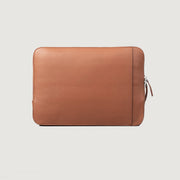 
The Baxter Brown Leather Laptop Sleeve For Men & Women in Brown Full-Grain Leather - عرض أمامي وقَصّة مفصلة أنيقة | شراء أونلاين عبر المتجر الرسمي