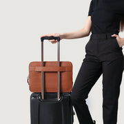 
مظهر الارتداء على موديل لـ  The Baxter Brown Leather Laptop Sleeve For Men & Women على عارض أزياء - انسيابية طبيعية في ضوء النهار