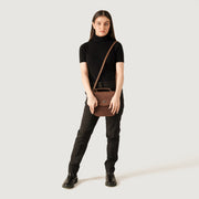 
Tan Full Grain Naturally Milled Cowhide Leather. Leather Bag - عرض خلفي يوضح أحزمة الجلد المقواة والخياطة المتقنة