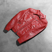 
مظهر الارتداء على موديل لـ  Tomachi Red Leather Jacket على عارض أزياء - انسيابية طبيعية في ضوء النهار