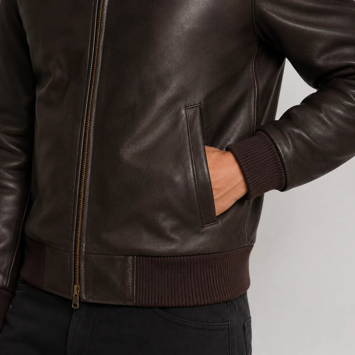 تفاصيل مقربة of Classic Collar & Heavy-Duty Zipper Hardware on Dark Brown Sheepskin Leather Bomber Jacket