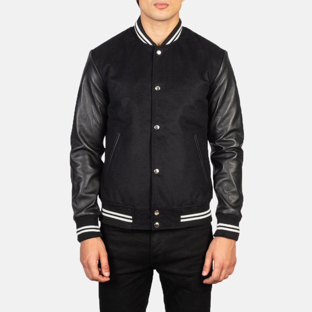 Close-Up Detail of Varsity &amp; Snap Buttons Hardware on Men's Vaxton أسود Striped Hybrid Varsity جاكيت جلد رجالي
