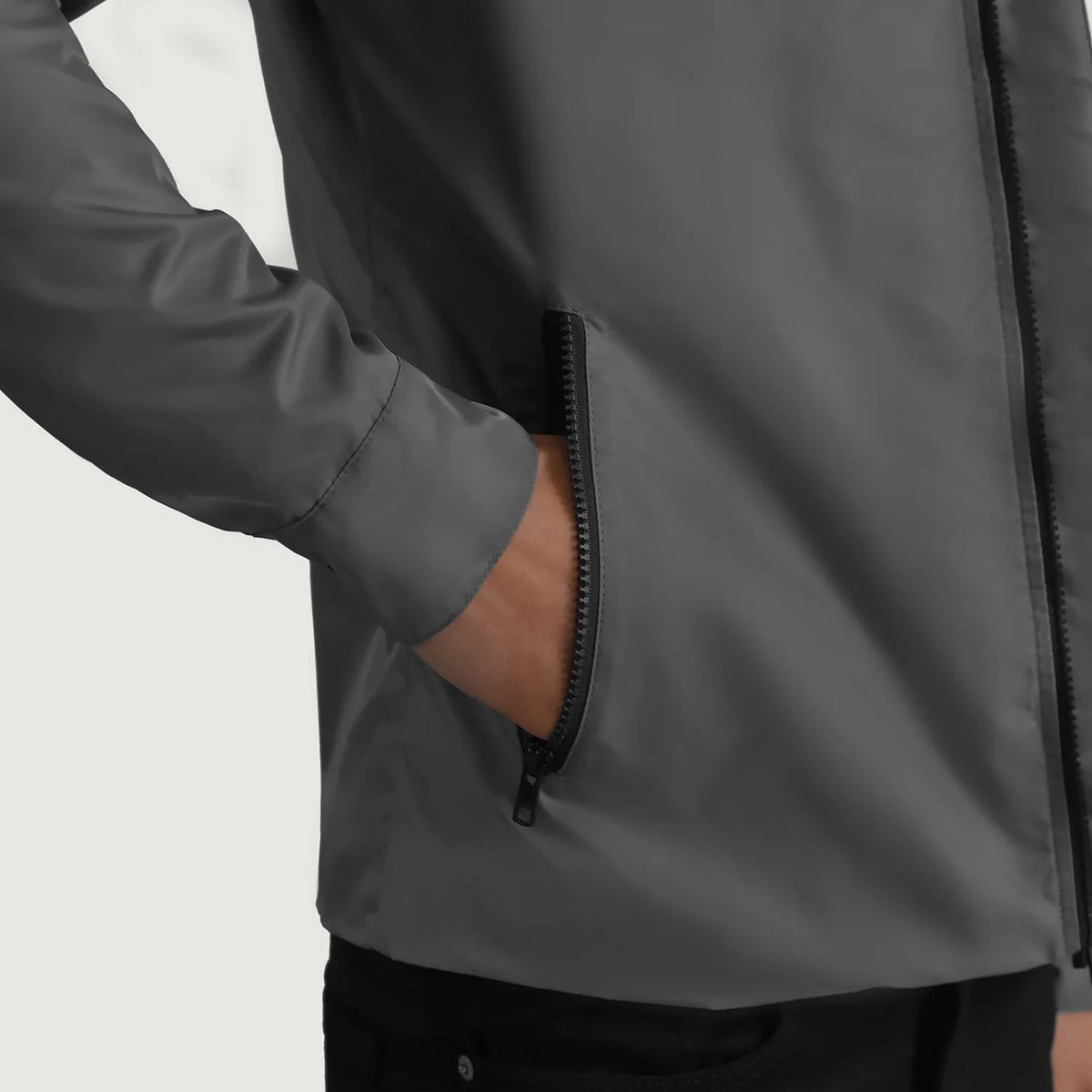 
عرض البطانة الداخلية Showing Quilted Viscose Lining & جيبان داخليان عمليان