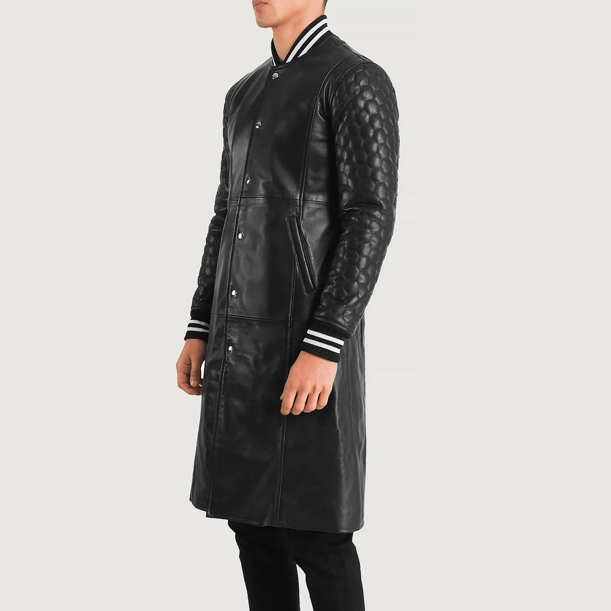 
Black Sheepskin Leather Varsity Jacket - عرض خلفي يوضح تفصيل الأكتاف المتقن والحاشية النظيفة
